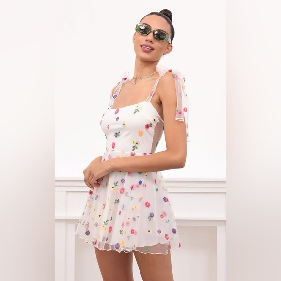 Lucy in the Sky Dresses & Skirts - Lucy in the Sky Women’s Floral Embroidered Mini Dress Size S